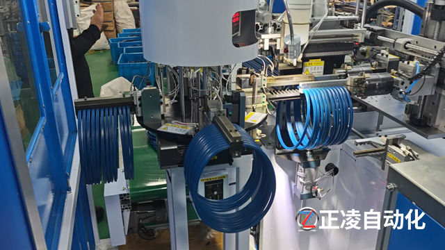 1台机器干翻8个工人?这家厂用“10秒10条”颠覆百年密封圈生产