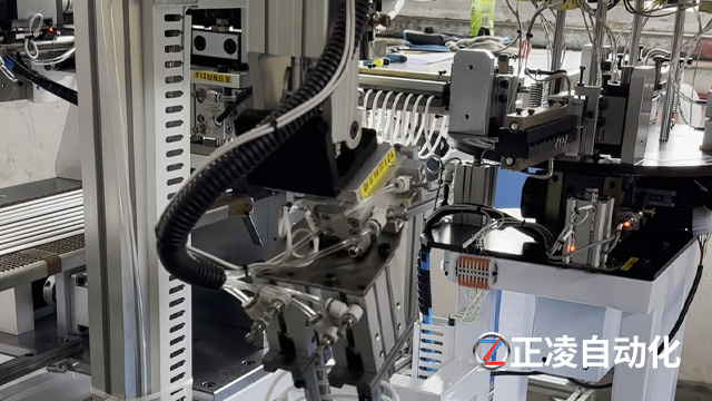 “裁断粘接一体化”到底多神奇?10秒完成10条,视频直击全过程